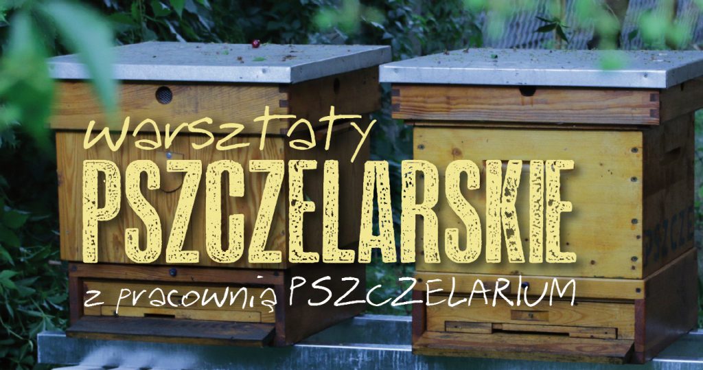 Zdjęcie dwóch uli w ogrodzie. Po środku napis: Warsztaty pszczelarskie z pracownią Pszczelarium