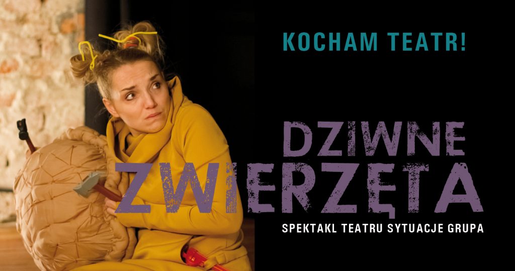 Zdjęcie przebranej w żółty strój aktorki w trakcie przedstawienia. Ma przestraszoną minę, trzyma w ręce mały plastikowy młoteczek. Po prawej stronie napis na czarnym tle: Kocham teatr! Dziwne zwierzęta. Spektakl teatru sytuacje grupa