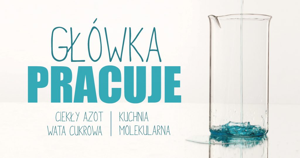 Zdjęcie przezroczystego naczynia z cieknącym do niego cienką stróżką błękitnym płynem. Po lewej stronie pastelowy błękitny napis: Główka pracuje. Ciekły azot. Wata cukrowa. Kuchnia molekularna
