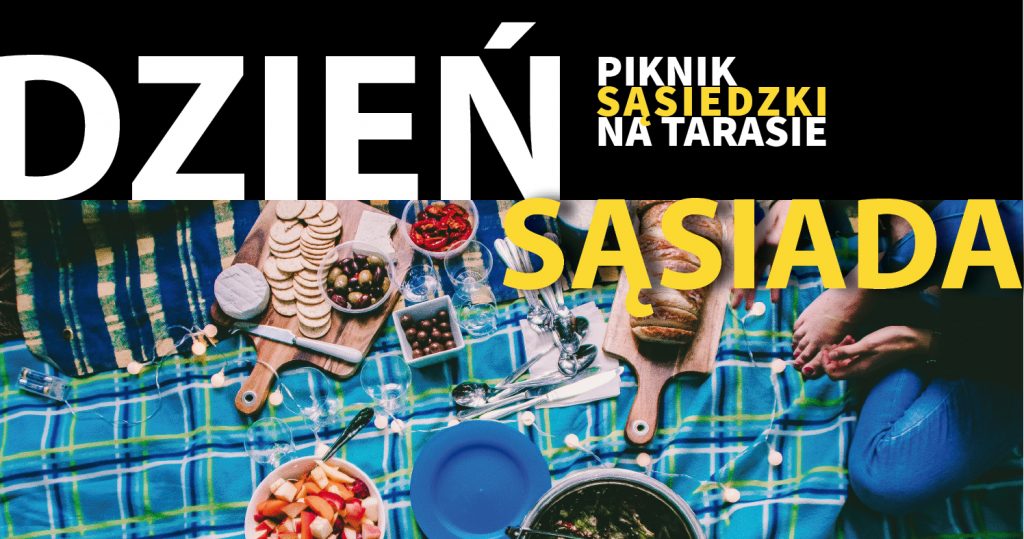 Zdjęcie kocyka piknikowego w niebieską kratkę, zastawionego naczyniami, sztućcami i jedzeniem (chleb, ser, owoce, kulki czekoladowe). Po prawej stronie od koca siedzi kobieta w dżinsach - widać tylko pomalowane na czerwono paznokcie u stóp, dłoń i kawałek spodni. Na górze napis: Dzień sąsiada. Piknik sąsiedzki na tarasie.