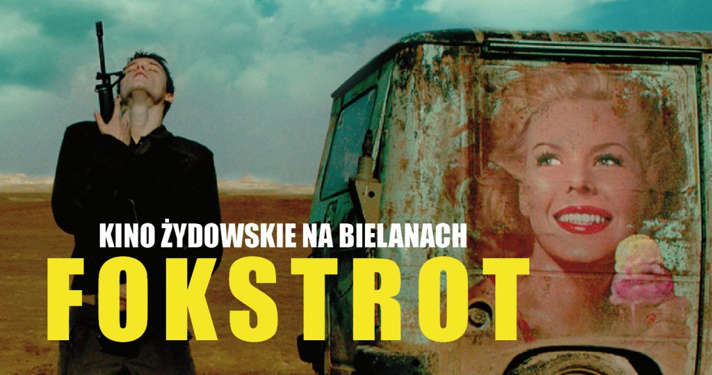 Kadr z filmu - mężczyzna z bronią patrzy w górę z zamkniętymi oczami. Po prawej stronie stary bus z nadrukiem pin up girl jedzącej loda. Na dole napis: Kino żydowskie na Bielanach. Fokstrot
