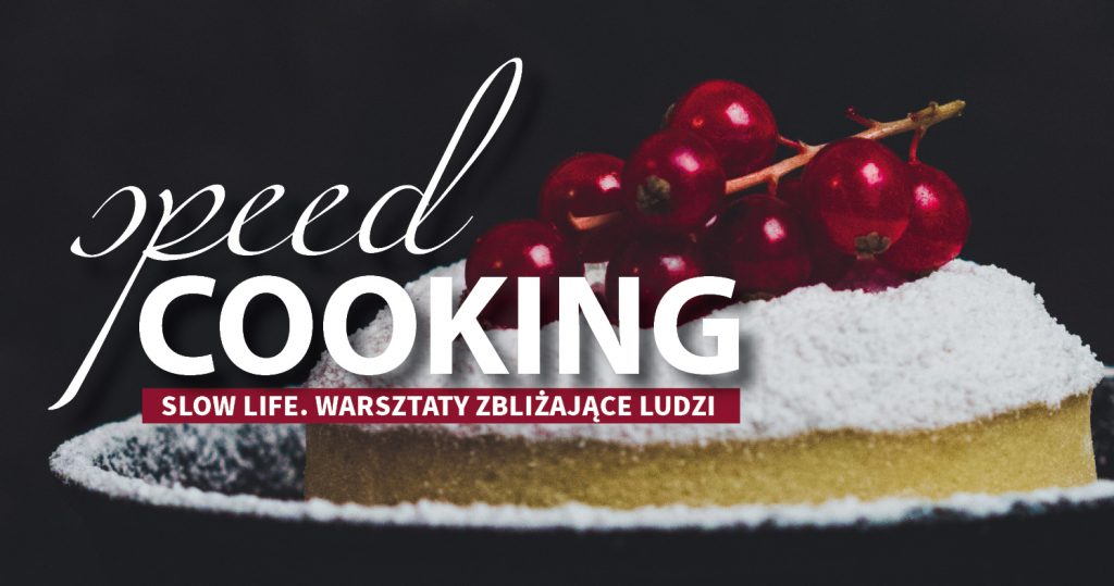 Zdjęcie ciastka na talerzyku. Na górze kiść porzeczek. Po lewej stronie biały napis: Speed cooking. Slow life. Warsztaty zbliżające ludzi. Całość na czarnym tle