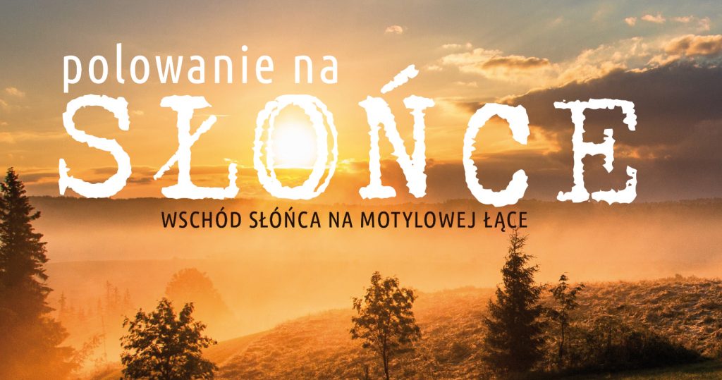 Zdjęcie wschodu słońca na tle niewysokich gór. Po środku napis: polowanie na słońca. Wschód słońca na motylowej łące