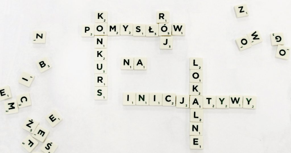 Zdjęcie kostek z gry scrubble, z części z nich ułożony napis: Konkurs na inicjatywy lokalne. Rój pomysłów