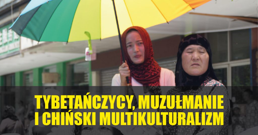 Portret dwóch kobiet o azjatyckich rysach. Młodsza po lewej trzyma rozpostartą nad nimi tęczową parasolkę. Mają lekko skrzywione miny. Na dole zdjęcia żółty napis: Tybetańczycy, muzułmanie i chiński multikulturalizm