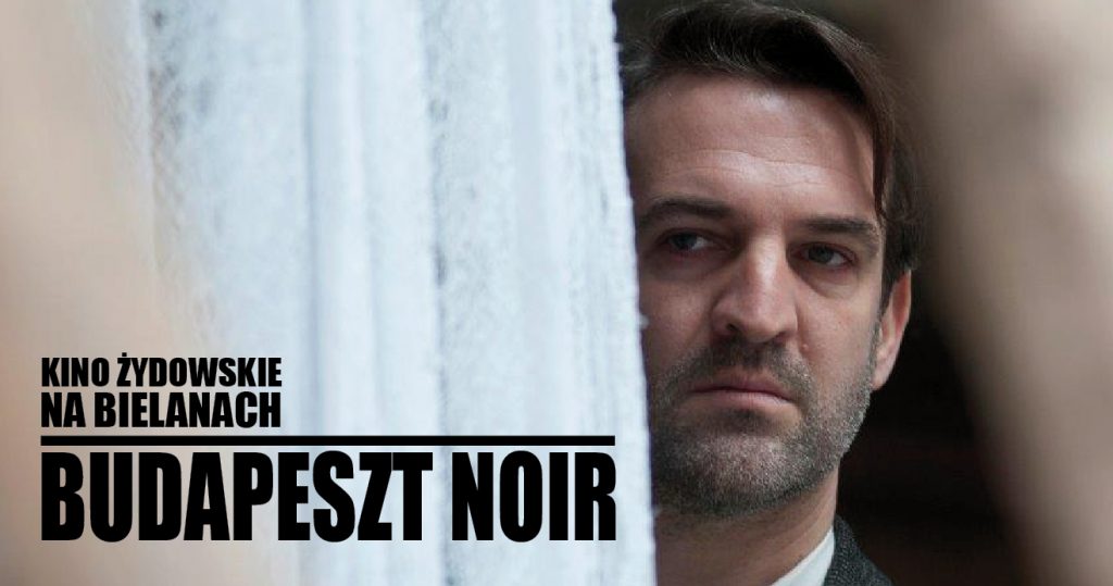 Portret mężczyzny z trzydniowym zarostem, o zaciętym wyrazie twarzy. Wygląda zza białej zasłony. Po lewej stronie napis: Kino żydowskie na Bielanach. Budapeszt noir