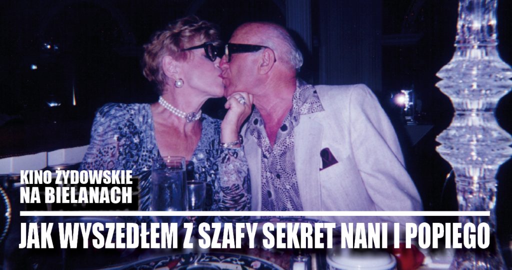 Zdjęcie starszej całującej się pary. Elegancko ubrani, mają okulary i przymknięte oczy. Widać, że siedzą przy zastawionym stole. Na dole napis: Kino żydowskie na Bielanach. Jak wyszedłem z szafy. Sekret Nani i Popiego