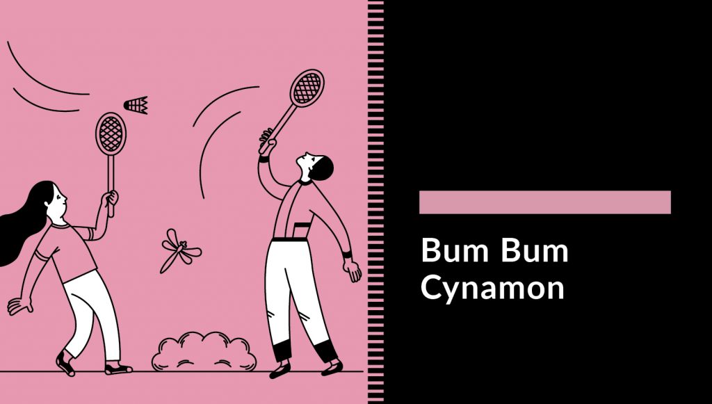 Grafika przedstawiające dwoje starszych dzieci grających w badmintona. Mają na sobie białe spodnie i pastelowe różowe koszulki w kolorze tła. W tle ważka i krzak. Po prawej stronie na czarnym tle napis: Bum Bum Cynamon