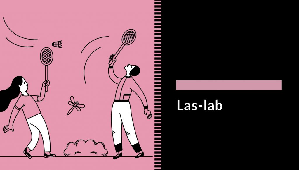 Grafika przedstawiające dwoje starszych dzieci grających w badmintona. Mają na sobie białe spodnie i pastelowe różowe koszulki w kolorze tła. W tle ważka i krzak. Po prawej stronie na czarnym tle napis: Las-lab