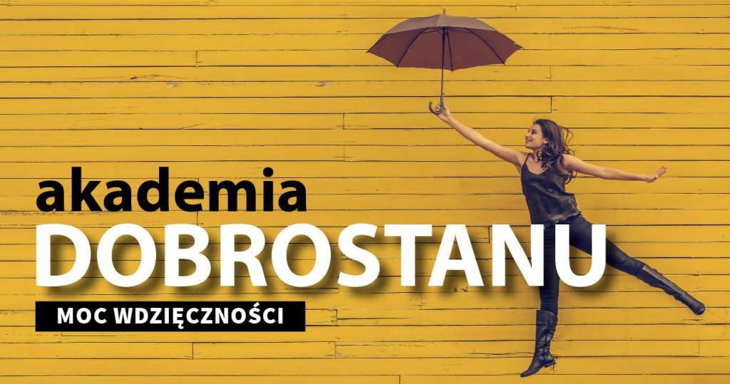 Zdjęcie młodej kobiety z parasolem, jest w pozycji sugerującej podskok lub taniec. W tle żółta ściana z desek. Po lewej stronie napis: Akademia dobrostanu. Moc wdzięczności