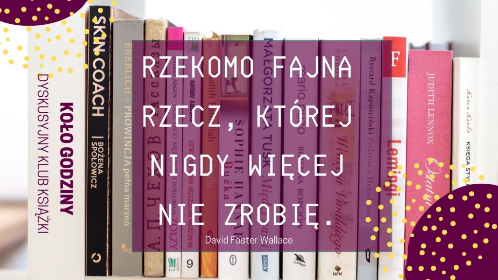Zdjęcie książek stojących na półce, grzbietami w stronę obiektywu. Na środku napis na przeziernym fioletowym tle: Rzekomo fajna rzecz, której nigdy więcej nie zrobię. David Foster Wallace