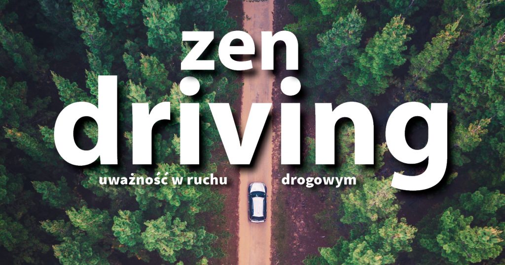 Zdjęcie samochodu jadącego leśną drogą. ujęcie z lotu ptaka. Po środku napis: Zen driving. Uważność w ruchu drogowym