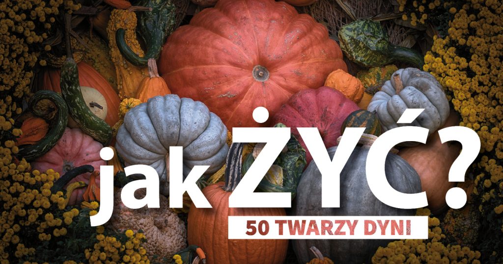 Zdjęcie kolorowych dyń różnych gatunków. Wokół nich ułożone drobne żółte kwiatki. Po środku biały napis: Jak żyć? 50 twarzy dyni