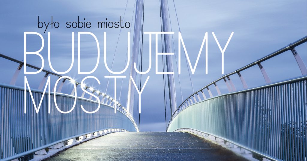 Zdjęcie wąskiego mostu na tle wieczornego nieba. Napis: było sobie miasto. Budujemy mosty