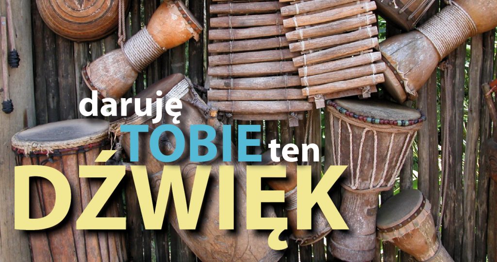 Zdjęcie prostych narzędzi - ręcznie robionych bębnów i harmonijek. Po środku napis w pastelowych kolorach: Daruję tobie ten dźwięk