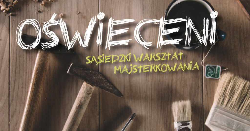 Zdjęcie narzędzi (młotki) i pędzli na drewnianym blacie. Na nich napis: Oświeceni. Sąsiedzki warsztat majsterkowania