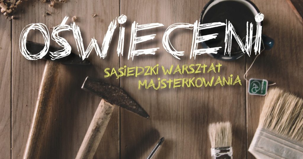 Zdjęcie narzędzi (młotki) i pędzli na drewnianym blacie. Na nich napis: Oświeceni. Sąsiedzki warsztat majsterkowania