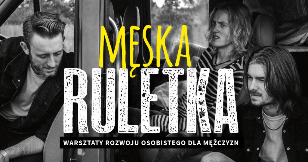 Czarano-białe zdjęcie trzech młodych osób w otwartym samochodzie, przypominające kadr z filmu.