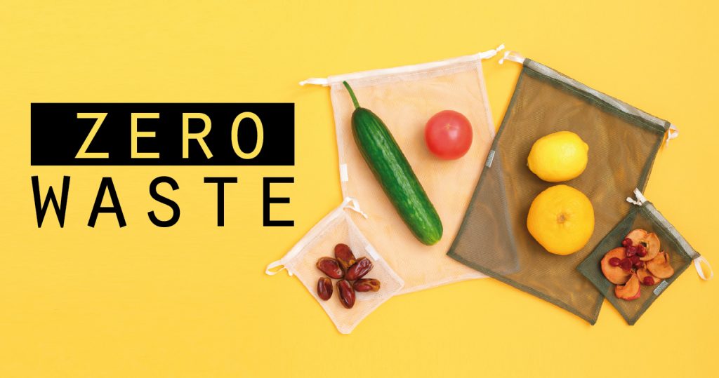 Warzywa i owoce (także suszone, np daktyle) w warzyworkach na żółtym tle. Po lewej napis: Zero waste