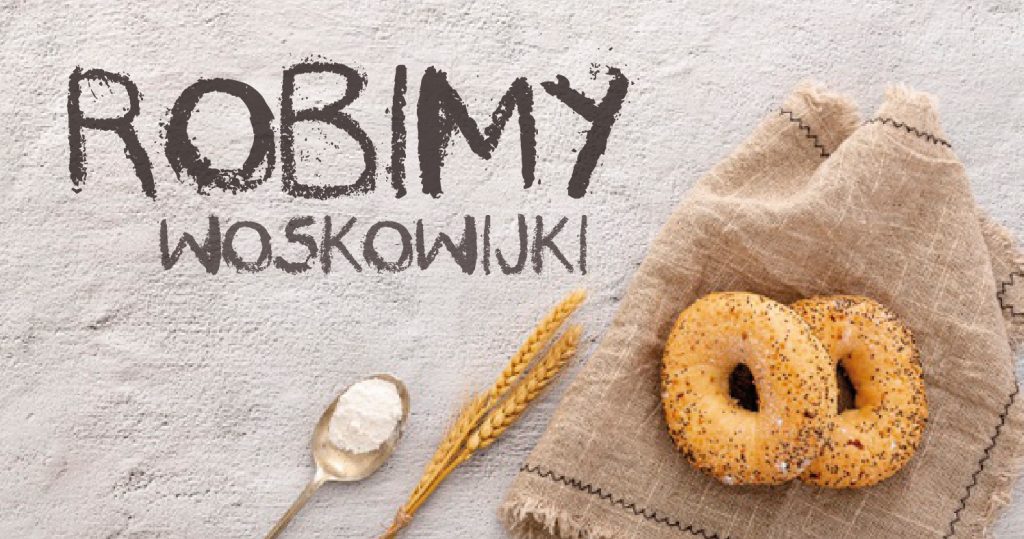 Zdjęcie woskowijki, na której leżą bułeczki. Obok kłosy zboża i łyżeczka z białym proszkiem. Po lewej napis na tle ściany: Robimy woskowijki