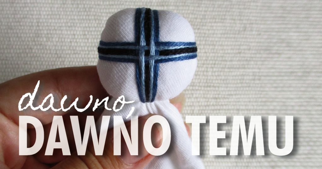 Zdjęcie prostej motanki z tkaniny z krzyżykiem na twarzy, motanka trzymana jest w kobiece dłoni. Na dole napis: Dawno, dawno temu