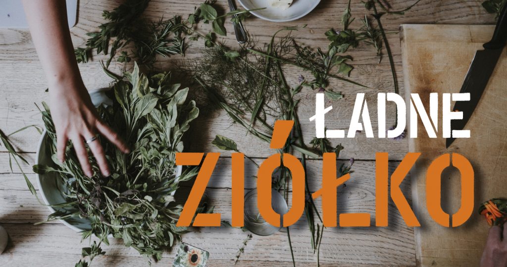 Porozrzucane zioła na drewnianym stole. Część z nich w misce po lewej stronie, rozgarnia je kobieca dłoń. Po prawej stronie napis: Ładne ziółko, pod spodem deska do krojenia z nożem