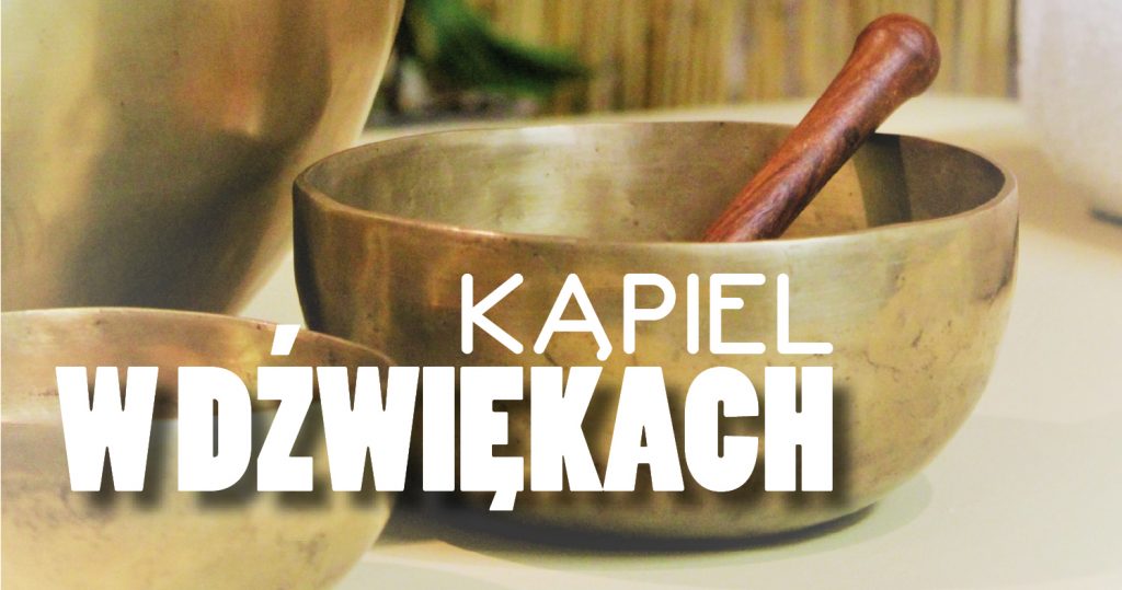 Zdjęcie mis tybetańskich (zbliżenie) - na nich biały napis: Kąpiel w dźwiękach