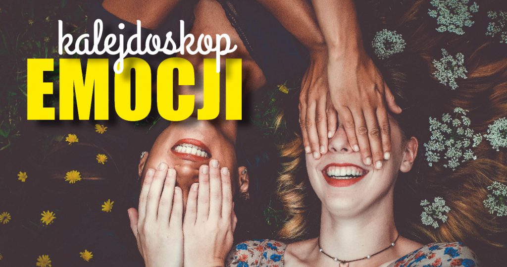 Zdjęcie dwóch młodych kobiet leżących na podłodze z rozpuszczonymi włosami, na których ułożono kolorowe kwiatki. Ktoś trzyma ręce zasłaniające oczy obu roześmianych kobiet. Po lewej na górze napis: Kalejdoskop emocji