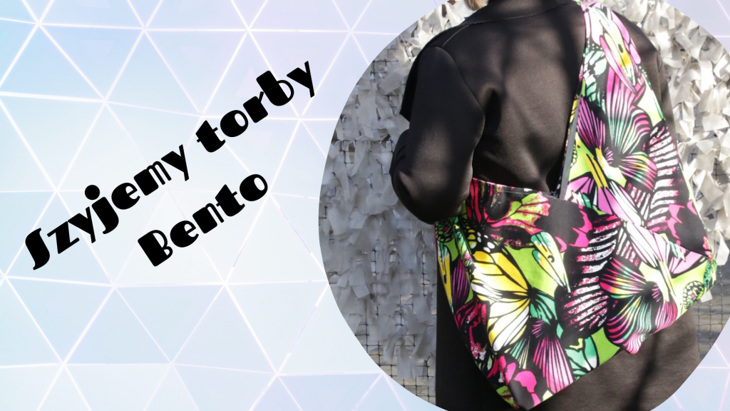 Grafika promocyjna warsztatów. Po lewej stronie napis: Szyjemy torby bento na tle w jasno niebieskie trójkąty. Po prawej stronie zdjęcie postaci stojącej tyłem w czarnym płaszczu, z przewieszoną przez ramię kolorową torbą bento