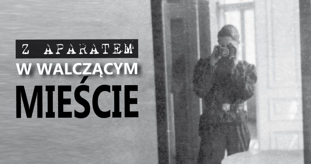 Czarno-biała fotografia żołnierza z aparatem przy twarzy, robiącego sobie zdjęcie w lustrze. Po lewej stronie również czarno-biały napis: Z aparatem w walczącym mieście