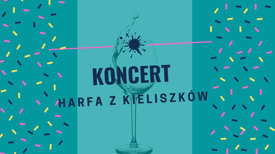 Grafika ze szklanym kieliszkiem do wina po środku. Na nim ciemnofioletowa plama przypominająca kleks. Po obu stronach mozaika z małych kolorowych kreseczek przypominających konfetti. Całość na niebieskiem stonowanym tle. Na kieliszku ciemniejszy napis: KONCERT harfa z kieliszków