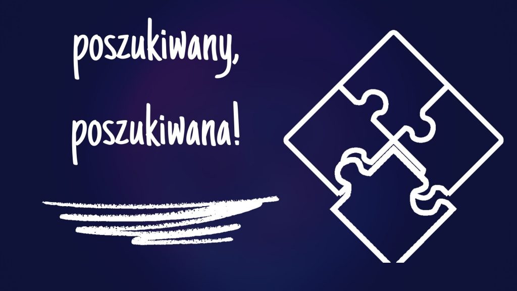 Napis "poszukiwany, poszukiwana" na ciemno-fioletowym tle. Po prawej grafika - kształt 4 kawałków puzzli