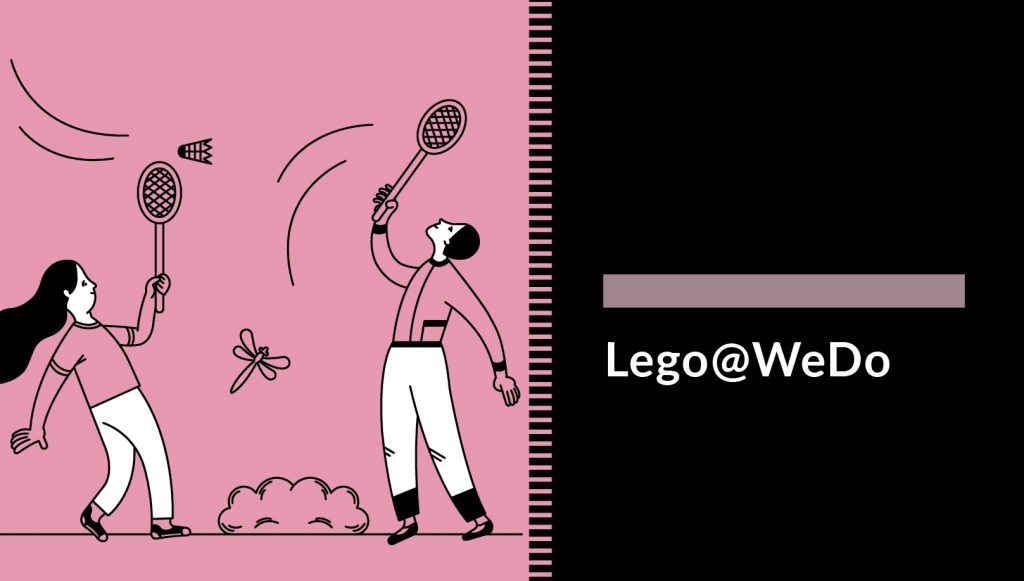 Grafika przedstawiające dwoje starszych dzieci grających w badmintona. Mają na sobie białe spodnie i pastelowe różowe koszulki w kolorze tła. W tle ważka i krzak. Po prawej stronie na czarnym tle napis: Lego@ WeDo