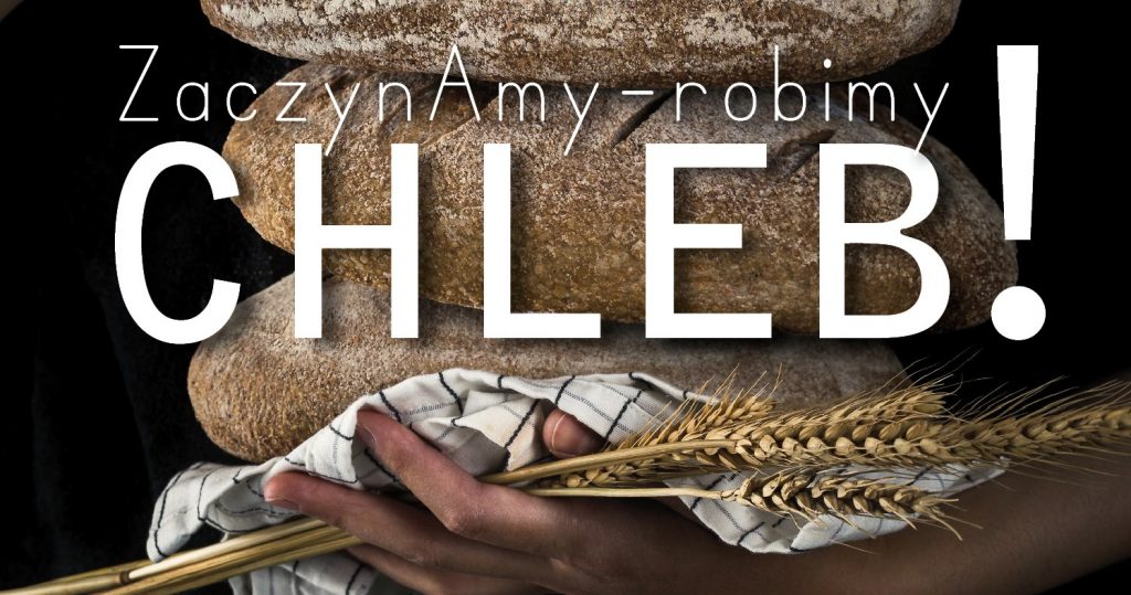 Zdjęcie ułożonych jeden na drugim trzech bochenków chleba, podtrzymywanych dłonią od spodu. Dłoń trzyma dodatkowo ścierkę w kratkę i kłosy zboża. Po środku duży biały napis: ZaczynAmy - robimy CHLEB!