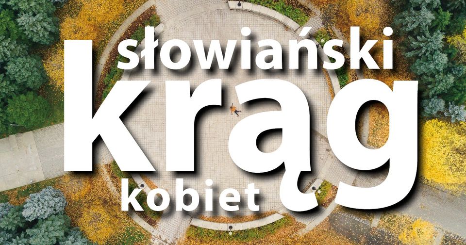 Zdjęcie okrągłego placu w parku wyłożonego kostką, do placu dochodzi kilka bocznych większych i mniejszych alejek. Pomiędzy nimi iglaste drzewa i jesienna trawa. Po środku duży biały napis: Słowiański krąg kobiet