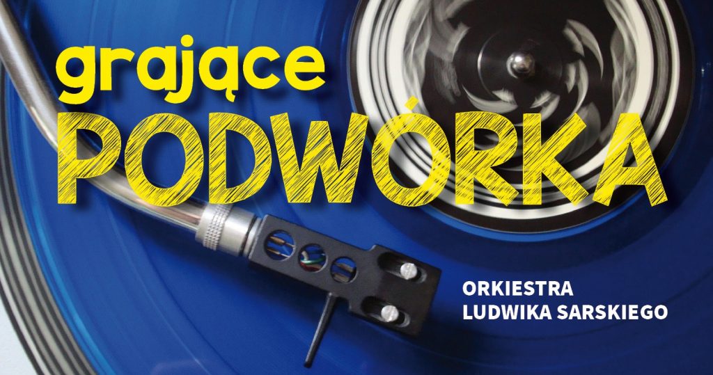 Zdjęcie granatowej płyty w gramofonie z igłą zrobione od góry. Po środku duży żólty napis: Grające Podwórka, w prawym dolnym rogu napis: Orkiestra Ludwika Sarskiego