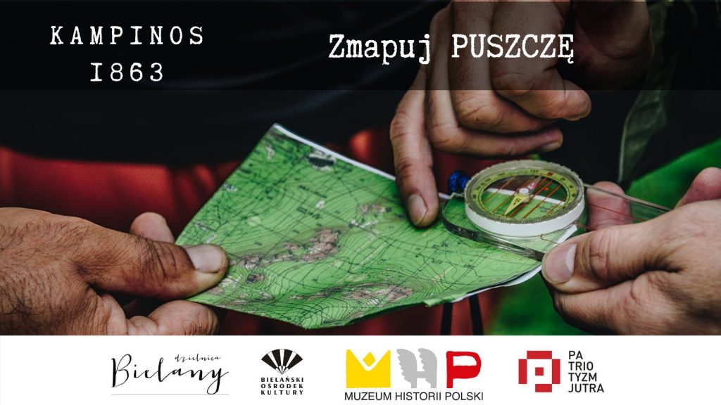 Zdjęcie dłoni trzymających zieloną złożoną mapę i przyłożony do niej kompas. Na górze na przyciemnionym pasku napis: Kampinos 1863. Zmapuj PUSZCZĘ