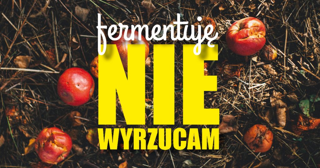 zdjęcie czerwonych, lekko zgniłych jabłek leżących na ziemi pośród leśnej ściółki. Po środku duży biało-żółty napis: Fermentuję, nie wyrzucam