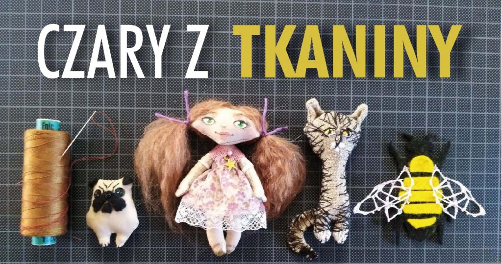 Zdjęcie laleczki i zwierzaków z włóczki i ze szmatek (pies, kot, pszczoła), po lewej duży kłębek jasnobroązowej nici, w tle cerata w kratkę. Na górze napis: Czary z tkaniny