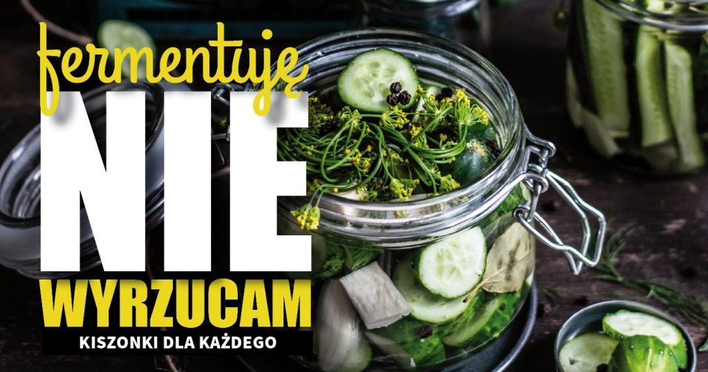 Zdjęcie słoika z kiszonymi ogórkami z koprem, liściem laurowym i czosnkiem. Po lewej stronie napis: Fermentuję, nie wyrzucam. Kiszonki dla każdego
