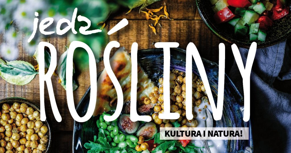 Zdjęcie talerzy pełnych apetycznych roślinnych kolorowych potraw. Po środku duży biały napis: jedz ROŚLINY. Kultura i natura!