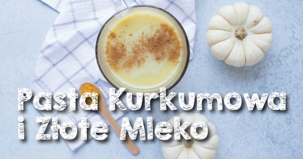 Na zdjęciu z góry pokazana jest szklanka, w której znajduje się jasnożółty płyn, na górze posypany zmieloną kurkumą. obok leżą dwie ozdobne mini dynię oraz biała ściereczką w niebieską kratę.Na dole napis: Pasta kurkumowa i złote mleko