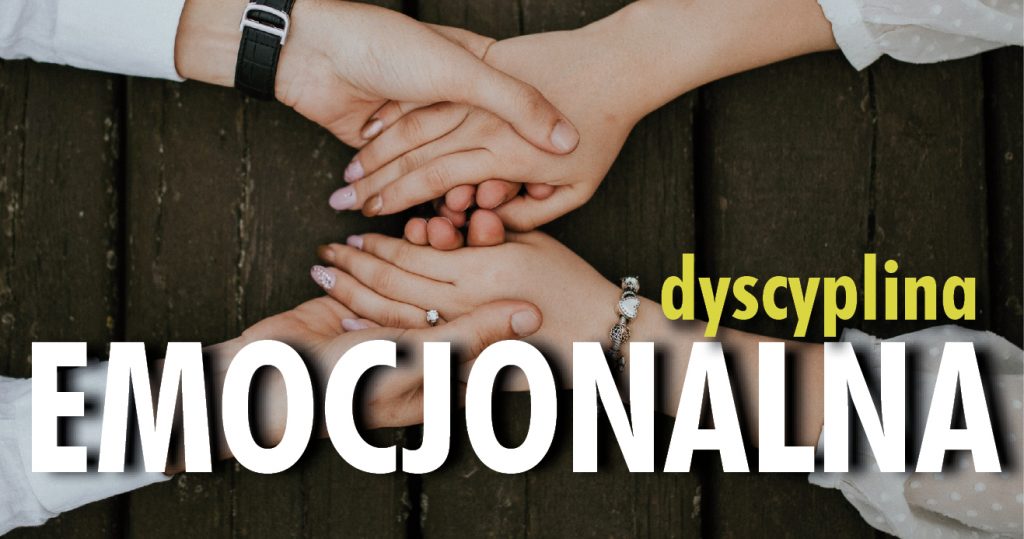 na zdjęciu widać dłonie dwóch osób siedzących naprzeciwko siebie i trzymających się nawzajem za ręce. Na dole napis: Dyscyplina Emocjonalna