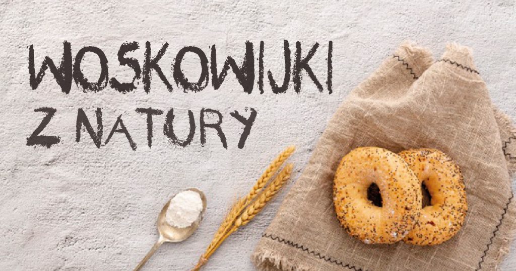 Zdjęcie dwóch bajgli na tle płóciennej chusty. Po lewej stronie zdjęcie łyżeczki z białym proszkiem i kłosu zboża. Na górze napis: Woskowijki z natury