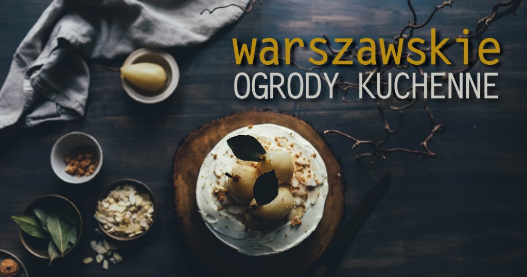 Zdjęcie zastawionego stołu z góry. Po lewej trzy misieczki z przyprawami i orzechami. Na środku stoi talerz na którym postawione zostały trzy gruszki na śmietanie. Talerz stoi na drewnianym plastrze drewna. Obok leży czarny nóż.. Na górze widnieje napis: Warszawskie ogrody kuchenne
