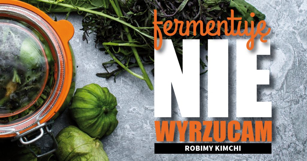 Na zdjęciu widać słoik kiszonek. Obok słoika leżą dwie mini dynie a po proawej widieje duży napis "Fermentuję nie wyrzucam - robimy kimchi"