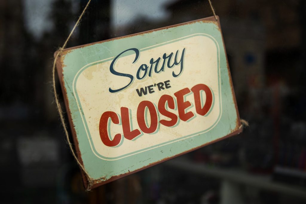 na zdjęciu widnieje tabliczka z napisem w języku angirlskim "Sorry we're closed" (Przykro nam, jesteśmy zamknięci)