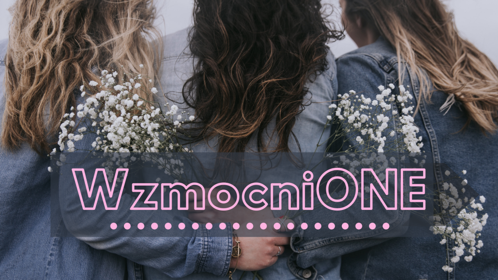 Na zdjęciu znajdują się trzy kobiety odwrócone tyłem. Obejmują się nawzajem a w rękach trzymają białe kwiaty. Na dole napis "Wzmocnione"