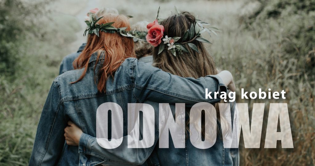 Na zdjęciu znajdują się cztery kobiety idące w parach przez łąkę. Ma głowie mają wianki. Na dole napi: Krąg kobiet Odnowa