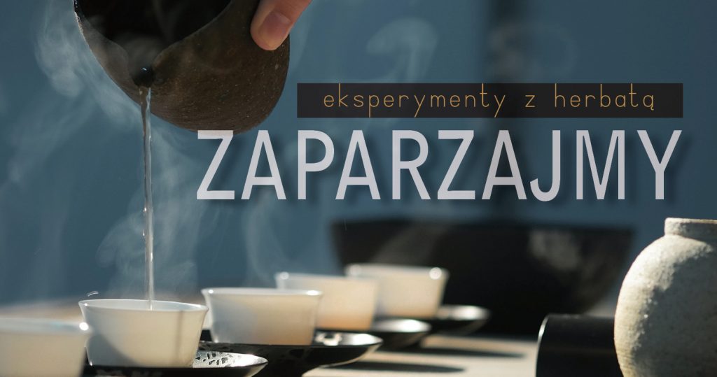 na zdjęciu widać cztery czarki, do których nalewana jest z dzbanka gorąca herbata. Napis: Zaparzajmy - eksperymenty z herbatą